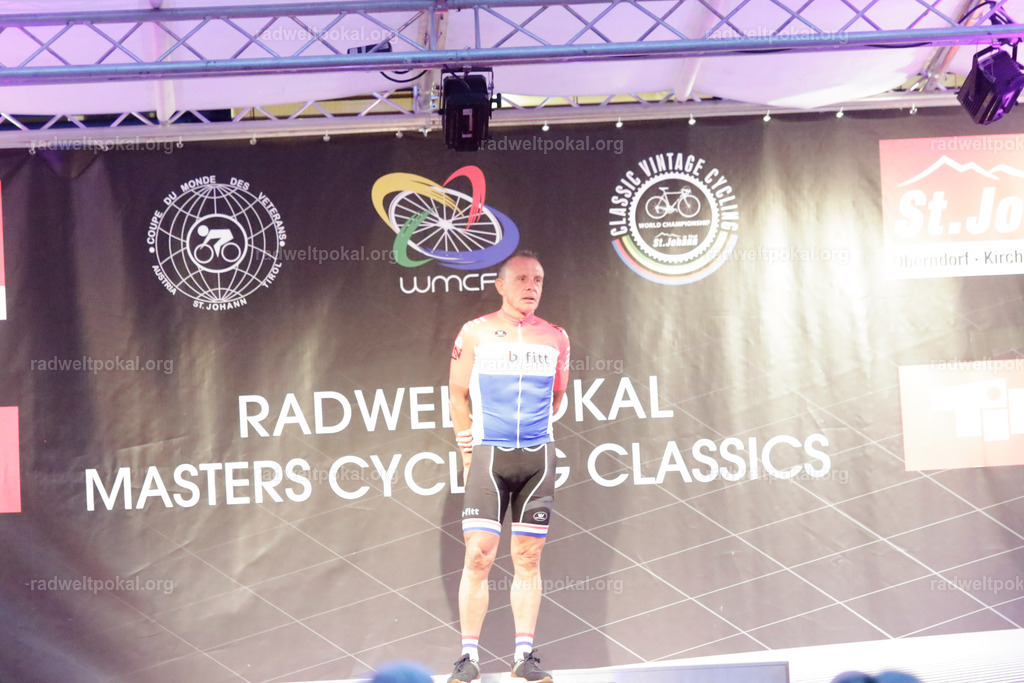 1478_20230817_Bewerb_Maenner_Muehlanger | AUT - OESTERREICH, 2023-08-16: SPORT RENNRAD-FAHREN - 55. INTERNATIONALER RADWELTPOKAL IN ST. JOHANN IN TIROL  - Vintage-Radrennen mit WM-Bronze-Medaillen-Siegerin Christina Schweinberger, den Teilnehmer und Alexander Baumann (vom Orginastions-Team) - TAG 2 BEWERB MAENNER IN SECHS GRUPPEN  ; Foto: Roland Muehlanger