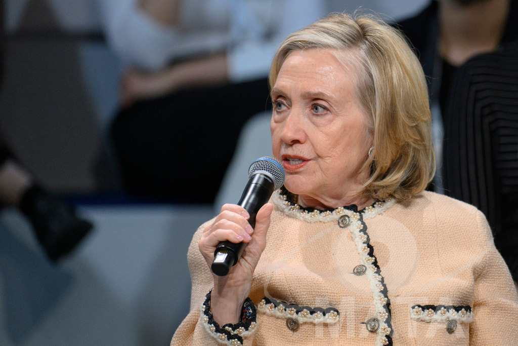 _DWA0215 | Die US-Politikerin Hillary Clinton auf der Veranstaltung Girls Just Want to Have Fundamental Rights: Fighting the Global Pushback im Rahmen der Münchner Sicherheitskonferenz 2026. München, 14.02.2026 Bayern Deutschland - Realisiert mit Pictrs.com