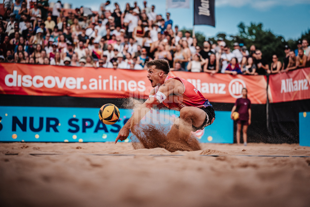 Beachvolleyball | Männer | Allianz German Beach Tour 2025 | Tourstop München | 12.07.2025 | Luis Kubo spielt den Ball