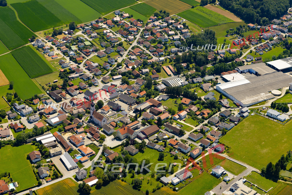 Aktuelles Luftbild von  Roßbach - Die Luftaufnahme wurde 2022 mittels UL-Flugzeug erstellt ( keine Drohne ) - hochauflösende Kamera-Systeme von  Canon -Beste Qualität - Für grossformatige Ausdrucke geeignet. Die Geschenkidee !