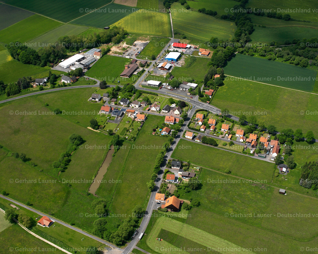 2615558 | BERNSHAUSEN 09.06.2006 Landwirtschaftliche Nutzflächen und Feldgrenzen  umsäumen das Siedlungsgebiet des Dorfes in Bernshausen im Bundesland Hessen, Deutschland // Agricultural land and field boundaries surround the settlement area of the village  in Bernshausen in the state Hesse, Germany Foto: Gerhard Launer