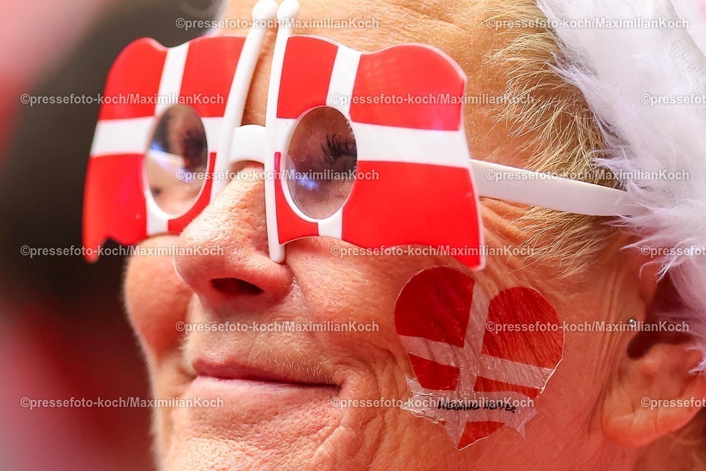 EHF16012602001 | 16.01.2026, Handball, Men's EHF EURO 2026, Dänemark - Nordmazedonien, Jyske Bank Boxen in Herning, Dänemark, Preliminary Round: Zuschauer Fans Dänemarkfans Handballfans Feature Flagge Brille Flaggen Verkleidet Verkleidung Nationalfahne Nationalflagge