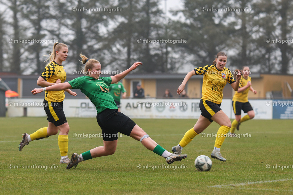 Fußball I Frauen I Saison 2025/2026 I Oberliga Schleswig-Holstein I 12. Spieltag I SV Frisia 03 Risum-Lindholm - Eichholzer SV | Chiara-Sophie Silberstorff (10, Eichholzer SV) verpasste ein Chance direkt vor dem gegnerischem Tor - Realisiert mit Pictrs.com