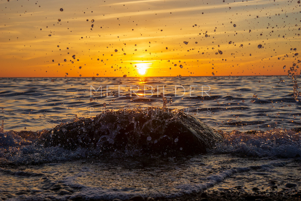 Fotoserie: Sunset & Splash // Sonnenuntergang am Meer | Erleben Sie die faszinierende Magie der "Goldenen Stunde" in meiner neuen Serie "Sunset & Splash". Lassen Sie sich von stilvollen Meerbildern verführen, während die Sonne am Horizont versinkt und den Himmel mit einem zarten Farbenspiel verzaubert. Jeder Küstentrip birgt unvergessliche Momente – entdecken Sie das Zusammenspiel aus Gischt und sanften Wellen in ihrer ganzen Pracht!