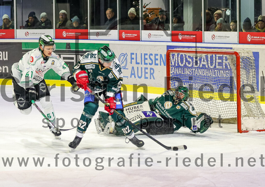 2026-01-02_065_TSV_Erding_gegen_Hoechstadt_Alligators | Erding, Deutschland, 02.01.2026:Eishockey, Oberliga Süd 2025 / 2026, 33. Spieltag, TSV Erding gegen Höchstadt Alligators, Endergebnis: 2:1Samuel Eriksson (Höchstadt Alligators, #61), Cristian Achim (Erding Gladiators, #62), Torwart David Zabolotny (Erding Gladiators, #72)Foto: Christian Riedel / fotografie-riedel.net