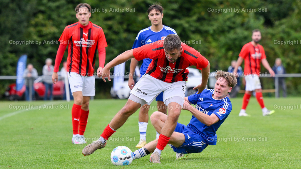 SpVg Eidertal Molfsee vs TSV Kronshagen | Johannes Kristen (Molfsee #24) vs Kristof Koop (TSVK #27) / Fußball-Landesliga Schleswig Männer 2025/2026 / SpVg Eidertal Molfsee vs TSV Kronshagen / Platz A / Molfsee / 13.09.25 - Realisiert mit Pictrs.com