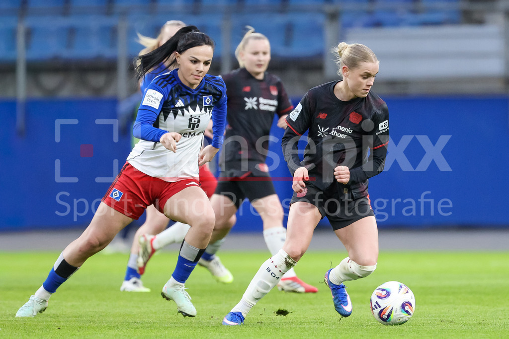 Fussball, Google Pixel Frauen-Bundesliga, Hamburger SV - Bayer 04 Leverkusen | v.li.: Nigar Mirzaliyeva (Hamburger SV, HSV, 4) und Cornelia Kramer (Bayer 04 Leverkusen, 7) im Zweikampf, Duell, Dynamik, Aktion, Action, Spielszene, DIE DFB-RICHTLINIEN UNTERSAGEN JEGLICHE NUTZUNG VON FOTOS ALS SEQUENZBILDER UND/ODER VIDEOÄHNLICHE FOTOSTRECKEN. DFB REGULATIONS PROHIBIT ANY USE OF PHOTOGRAPHS AS IMAGE SEQUENCES AND/OR QUASI-VIDEO.