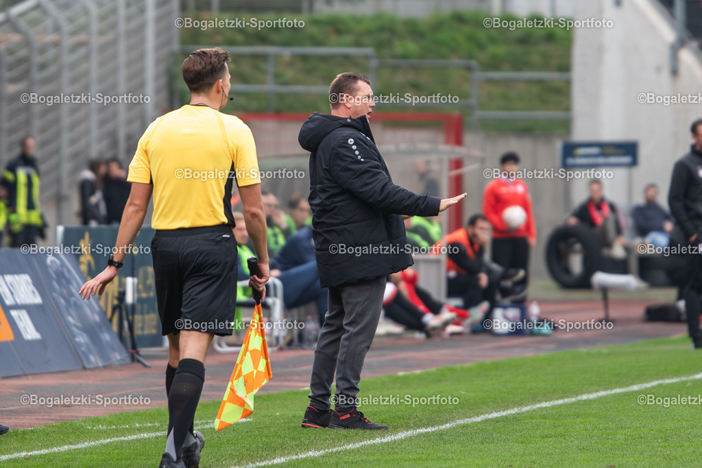 Uwe Koschinat | 11.10.2025, Fußball, Niederrheinpokal, Rot-Weiß Oberhausen - Rot-Weiss Essen: Trainer Uwe Koschinat (Rot-Weiss Essen) kommuniziert mit seinem Team - Realisiert mit Pictrs.com