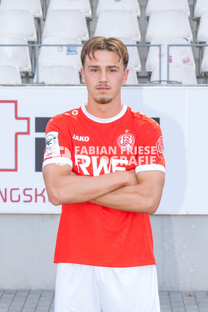 Rot-Weiss Essen; 3. Liga, Portraettermin 2026/2027, Foto: Eibner-Pressefoto/Fabian Friese | Noah Pesch (Rot-Weiss Essen, #11),Rot-Weiss Essen; 3. Liga, Portraettermin 2026/2027, Foto: Eibner-Pressefoto/Fabian Friese - Realisiert mit Pictrs.com