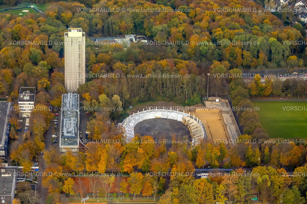 Koeln231100521RheinEnergieSTADION | Luftbild, Radstadion Köln Baustelle mit Umbau Sportstätte Albert-Richter-Bahn, umgeben von herbstlichen Laubbäumen, Hochhaus Studierendenwohnheim Renovierung mit Verhüllung Am Sportpark Müngersdorf, langes Gebäude Internationale Vereinigung Sport und Freizeiteinrich- tungen e.V., Müngersdorf, Köln, Rheinland, Nordrhein-Westfalen, Deutschland