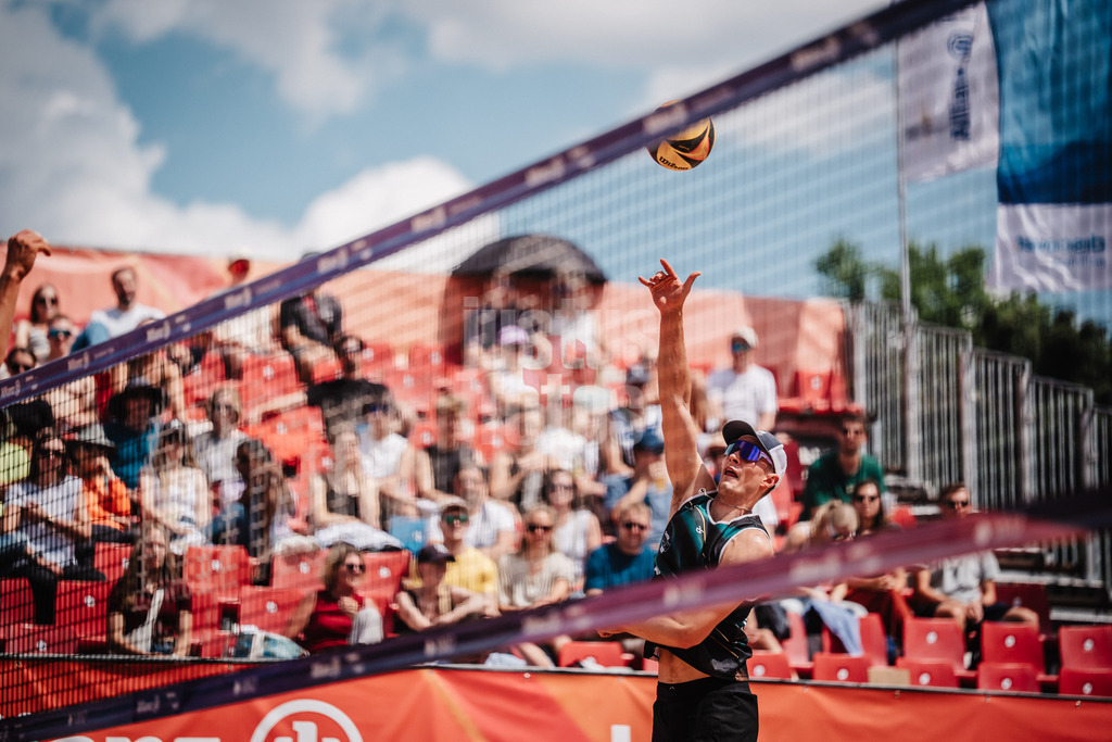 Beachvolleyball | Männer | Allianz German Beach Tour 2025 | Tourstop München | 11.07.2025 | Robin Sowa beim Angriff