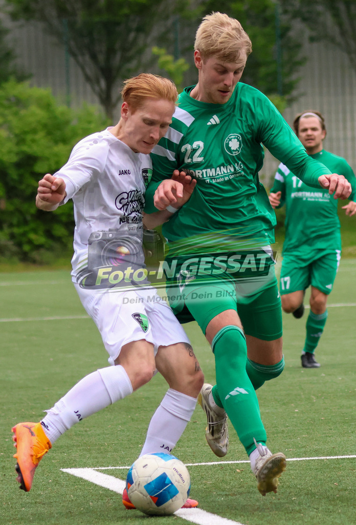 SC Bünde - TuS Tengern | Auf dem Bild zu sehen: weiß SC Bünde: Nick Braun ; grün TuS Tengern: Finn Wiese SC Bünde, TuS Tengern, Saison 25/26, Bezirksliga, Hunnebrock, Deutschland - Realisiert mit Pictrs.com