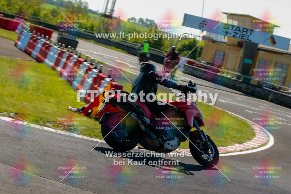 Moto-TeamOBK-21279 | Hier findet Ihr Bilder von Touristenfahrten auf der Nürburgring Nordschleife oder von anderen Veranstaltungen die ich besucht habe. Viel Spass beim Durch Schauen 