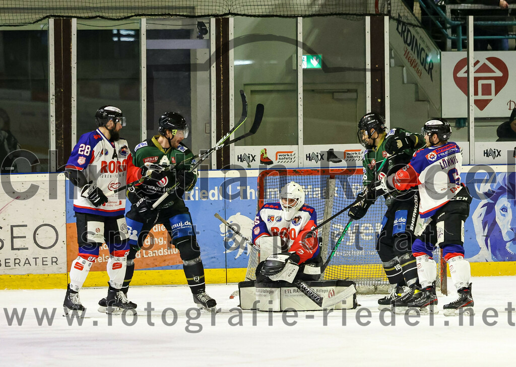 2023-01-22_044_Eishockey_TSV_Erding_gegen_ESC_Dorfen | Erding, Deutschland, 22.01.2023:
Eishockey, Bayernliga 2022 / 2023, 29. Spieltag, TSV Erding gegen ESC Dorfen, Endergebnis: 6:2

Gasper Susanj (ESC Dorfen, #28), Thomas Plihal (Erding Gladiators, #39), Torwart Maximilian Englbrecht (ESC Dorfen, #45), Daniel Krzizok (Erding Gladiators, #18)

Foto: Christian Riedel / fotografie-riedel.net