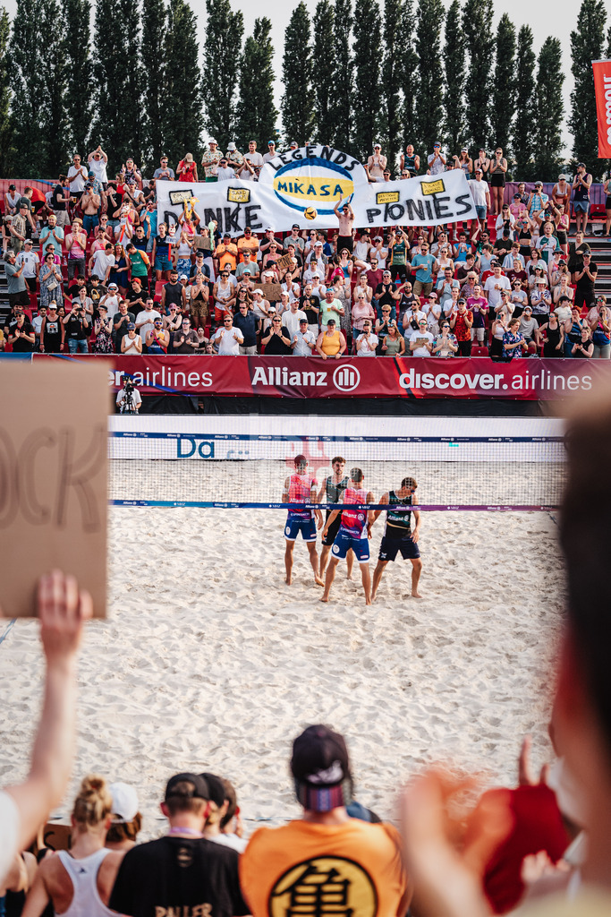 Beachvolleyball | Männer | Allianz German Beach Tour 2025 | Tourstop Bremen | 14.06.2025 | Fans hissen ein Banner für für die Brüder Bennet und David Poniewaz mit der Aufschrift Danke Ponies Legends Mikasa