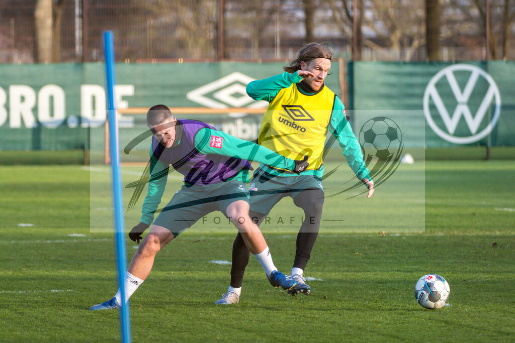 20200218_TRASVW_0055 | Fussball, Herren: Michael Lang (Werder Bremen) und Marco Friedl (Werder Bremen) im Zweikampf waehrend der Trainingseinheit des SV Werder Bremen auf dem wohninvest Weserstadion Trainingsplatz am 18.02.2020 in Bremen, Deutschland. - Realisiert mit Pictrs.com