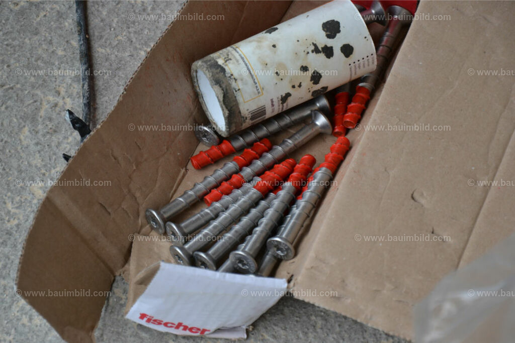 bib-lg24-metallbau-0011 | Nach LV-Leistungsgruppen sortierte Detailfotos über den Bau eines Hauses. Alle Hausbau-Bilder direkt vom Urheber und Autor der Website Haus-Selber-Bauen.com