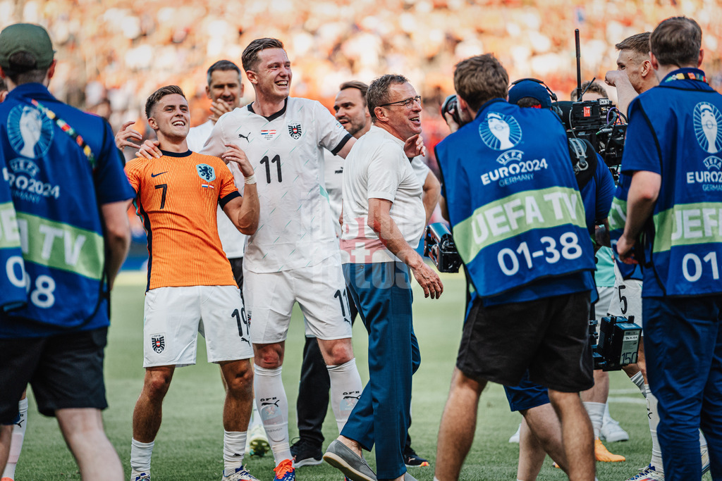 Fußball | Herren | UEFA-Fußball-Europameisterschaft 2024 | Gruppe D | Niederlande vs. Österreich | 25.06.2024 | v.l. Christoph Baumgartner (#19, Österreich) Michael Gregoritsch (#11, Österreich) und Trainer Ralf Rangnick (Österreich) feiern den Sieg