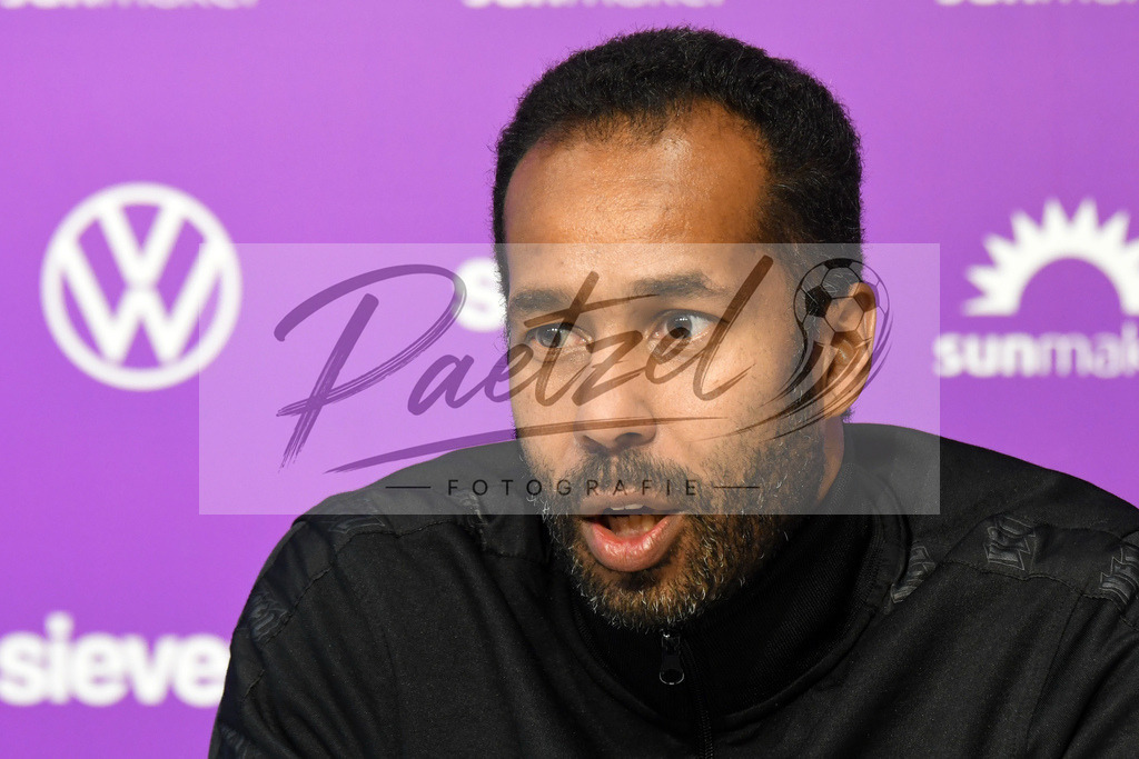 20200127_PKOSNA_0026 | Fußball, Herren: Trainer Daniel Thioune (VfL Osnabrück) schaut bei der Pressekonferenz des VfL Osnabrück am 27.01.2020 im Stadion an der Bremer Brücke in Osnabrück, Deutschland.(Foto von Nico Paetzel) - Realisiert mit Pictrs.com