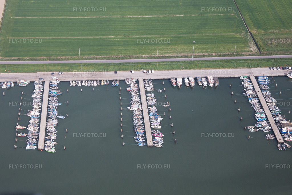 Vue aérienne: Port de plaisance avec mouillages et emplacements pour bateaux sur la côte adriatique en Émilie-Romagne à Goro dans le département Ferrara, Italie – .Photo: IMG_087265.jpg prise le 05/04/2016 par Werner Riehm/FLY-FOTO.eu – Résolution de l'original: 5014 x 3343 px
