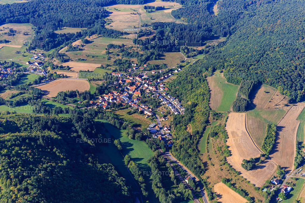 Luftbild: Dorfansicht im Alsenztal aus Norden im Ortsteil Stolzenbergerhof in Bayerfeld-Steckweiler im Bundesland Rheinland-Pfalz in Deutschland. Foto: IMG_109927.jpg vom 06.08.2018 durch Werner Riehm/FLY-FOTO.de