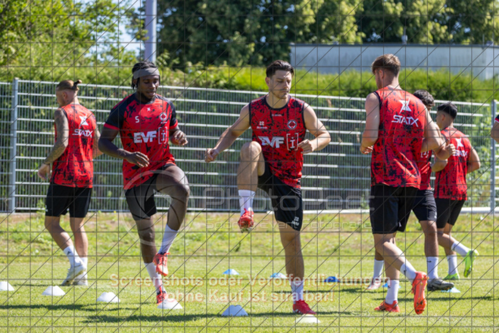 20250629_105305_1065 | #,1.Göppinger SV, Fussball, Oberliga BW - Trainingsauftakt, Saison 2025/2026, Rasensportplatz Stadion SV Göppingen, Hohenstaufenstr. 116, 73033 Göppingen, 29.06.2025 - 10:30 Uhr,Foto: PhotoPeet-Sportfotografie/Peter Harich