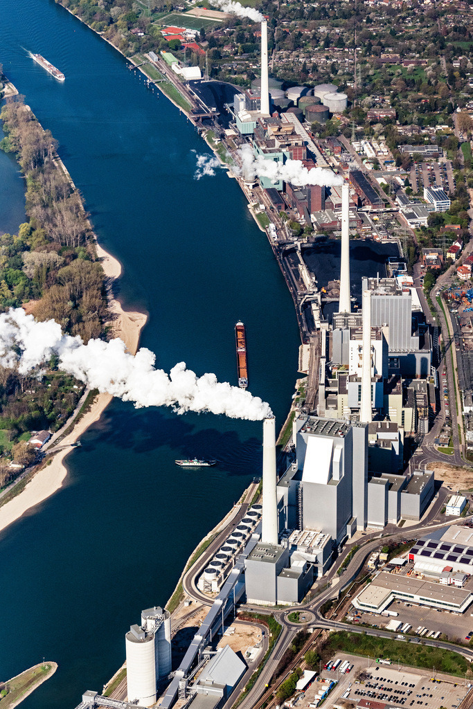 dr__0022034.jpg | MANNHEIM 11.04.2019 Kraftwerksanlagen und Abgas- Türme des Kohle- Heizkraftwerkes  Großkraftwerk Mannheim AG am Rhein bei Neckarau in Mannheim im Bundesland Baden-Württemberg, Deutschland. // Power plants and exhaust towers of coal thermal power station  Grosskraftwerk Mannheim AG at the shore of the Rhine river near Neckarau in Mannheim in the state Baden-Wurttemberg, Germany. Foto: Daniel Reiter