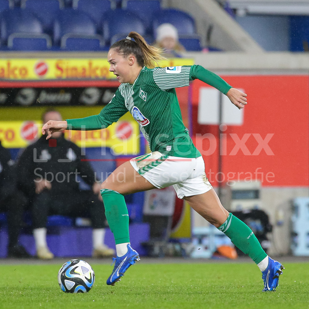 Fussball, Google Pixel Frauen-Bundesliga, MSV Duisburg - SV Werder Bremen | v.li.: Maja Sternad (SV Werder Bremen, 11) am Ball, Freisteller, Einzelbild, Ganzkörper, Aktion, Action, Spielszene, DIE DFB-RICHTLINIEN UNTERSAGEN JEGLICHE NUTZUNG VON FOTOS ALS SEQUENZBILDER UND/ODER VIDEOÄHNLICHE FOTOSTRECKEN. DFB REGULATIONS PROHIBIT ANY USE OF PHOTOGRAPHS AS IMAGE SEQUENCES AND/OR QUASI-VIDEO.
