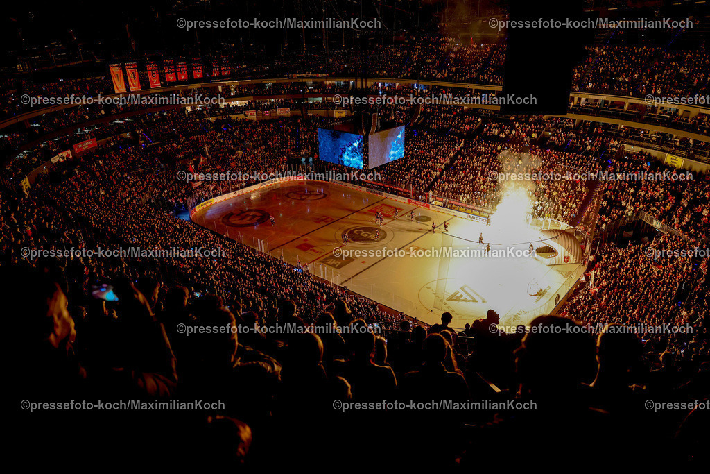 KEC22122401002 | 22.12.2024, Eishockey, DEL, Kölner Haie - Straubing Tigers, Spieltag 29, Lanxess-Arena Köln: Einlaufshow Feuershow, Pyrotechnik Feature Symbolbild Innenansicht Sporthalle Spielstätte Eisfläche Übersicht Übersichtsbild Voll Besucher Zuschauer Ausverkauft volle Halle Eishockeyfans Zuschauerzahlen Besucherzahlen
