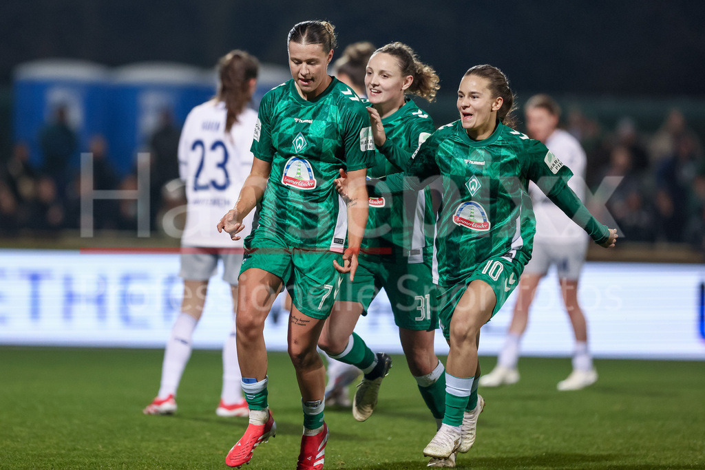 Fussball, Google Pixel Frauen-Bundesliga, SV Werder Bremen - TSG 1899 Hoffenheim | v.li.: Torschützin Larissa Mühlhaus (SV Werder Bremen, 7), Verena Wieder (SV Werder Bremen, 31) und Tuana Mahmoud (SV Werder Bremen, 10) mit Torjubel, Jubel, jubeln, jubelt, optimistisch, Spielszene, Highlight, Freude über das Tor zum 1:0, DIE DFB-RICHTLINIEN UNTERSAGEN JEGLICHE NUTZUNG VON FOTOS ALS SEQUENZBILDER UND/ODER VIDEOÄHNLICHE FOTOSTRECKEN. DFB REGULATIONS PROHIBIT ANY USE OF PHOTOGRAPHS AS IMAGE SEQUENCES AND/OR QUASI-VIDEO.