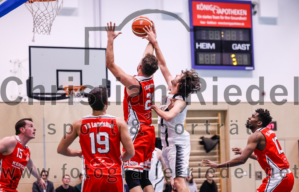 2022-12-03_121_TSV_Vaterstetten_gegen_TG_Landshut | Vaterstetten, Deutschland, 03.12.2022:
Basketball, Bayernliga Herren Südost 2022 / 2023, 7. Spieltag, TSV Vaterstetten gegen TG Landshut, Endergebnis: 71:78

Florian Meingast (TG Landshut, #15),  (TG Landshut, #19),  (TG Landshut, #21), Luca Maurice Kohll (TSV Vaterstetten, #7),  (TG Landshut, #10)

Foto: Christian Riedel / fotografie-riedel.net