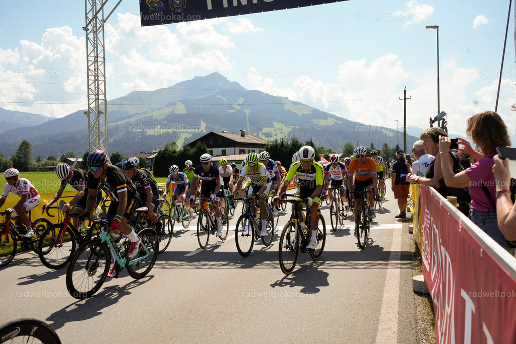 451_20230817_Bewerb_Maenner_Muehlanger | AUT - OESTERREICH, 2023-08-16: SPORT RENNRAD-FAHREN - 55. INTERNATIONALER RADWELTPOKAL IN ST. JOHANN IN TIROL  - Vintage-Radrennen mit WM-Bronze-Medaillen-Siegerin Christina Schweinberger, den Teilnehmer und Alexander Baumann (vom Orginastions-Team) - TAG 2 BEWERB MAENNER IN SECHS GRUPPEN  ; Foto: Roland Muehlanger