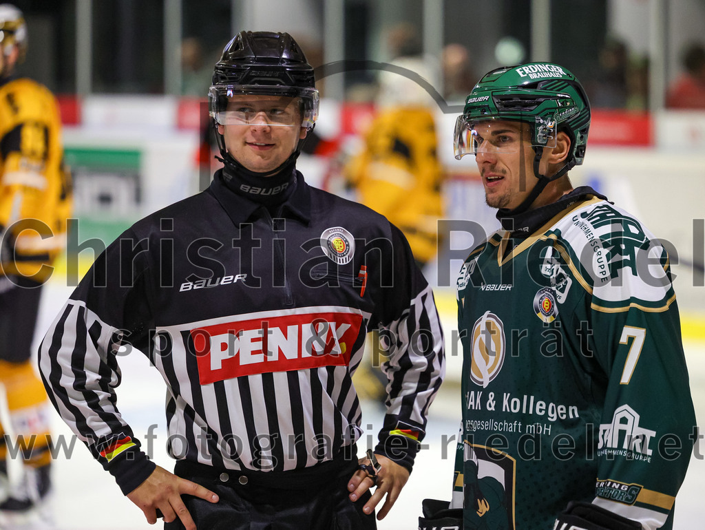 2025-08-22_075_TSV_Erding_gegen_EV_Fuessen | Erding, Deutschland, 22.08.2025:Eishockey, Oberliga Süd 2025 / 2026, Testspiel, TSV Erding gegen EV Füssen, Endergebnis: 1:4Louis Trattner (Erding Gladiators, #7)Foto: Christian Riedel / fotografie-riedel.net