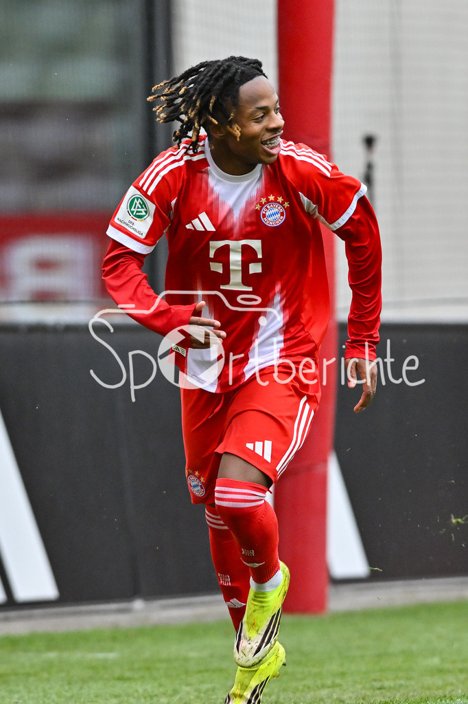 FC Bayern München - Hannover 96 | MUNICH, GERMANY - 15. FEBRUARY: Jubel der Bayern nach dem Treffer zum 2-0 durch Wisdom MIKE (FC Bayern München U19 11) / Tor / Torschuetze / Freude / Happy während dem Spiel zwischen der U19 des FC Bayern München und der U19 von Hannover 96 am 2. Spieltag der Hauptrunde der U19-DFB-Nachwuchsliga am FC Bayern Campus