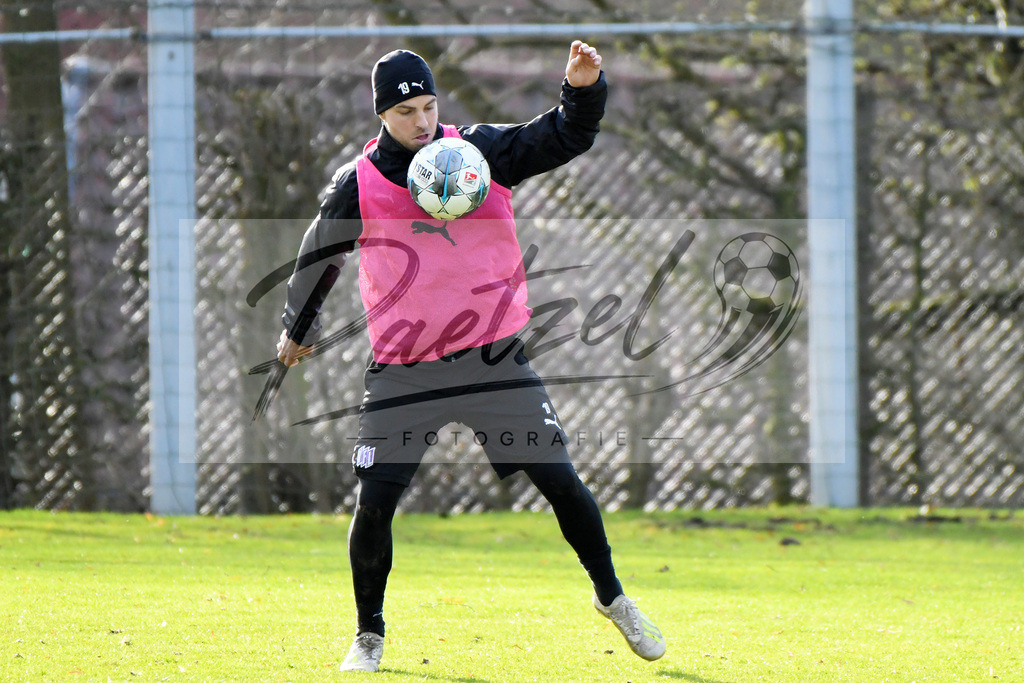 20200215_TRAOSN_0039 | Fussball, Herren: Kevin Wolze (VfL Osnabrueck) in Aktion, am Ball, Einzelaktion waehrend der Trainingseinheit des VfL Osnabrueck im Sportpark Illoshoehe am 15.02.2020 in Osnabrueck, Deutschland. - Realisiert mit Pictrs.com