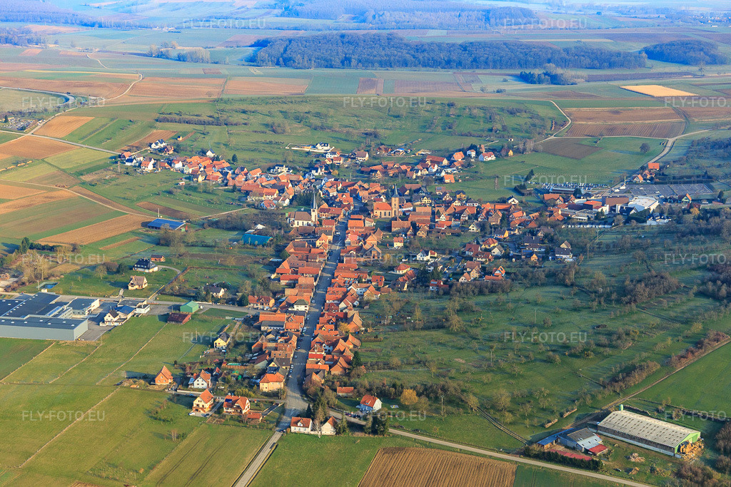 Vue aérienne: Vue de la ville depuis le sud-est à Kirrwiller dans le département Bas Rhin, France – .Photo: IMG_105351.jpg prise le 25/03/2018 par Werner Riehm/FLY-FOTO.eu – Résolution de l'original: 5472 x 3648 px
