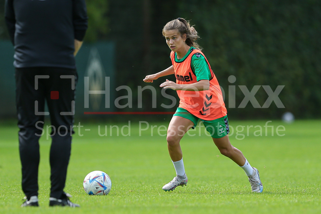 Fussball, Google Pixel Frauen-Bundesliga, Training SV Werder Bremen | v.li.: Melina Kunkel (SV Werder Bremen, 29) am Ball, Einzelbild, Ganzkörper, Aktion, Action