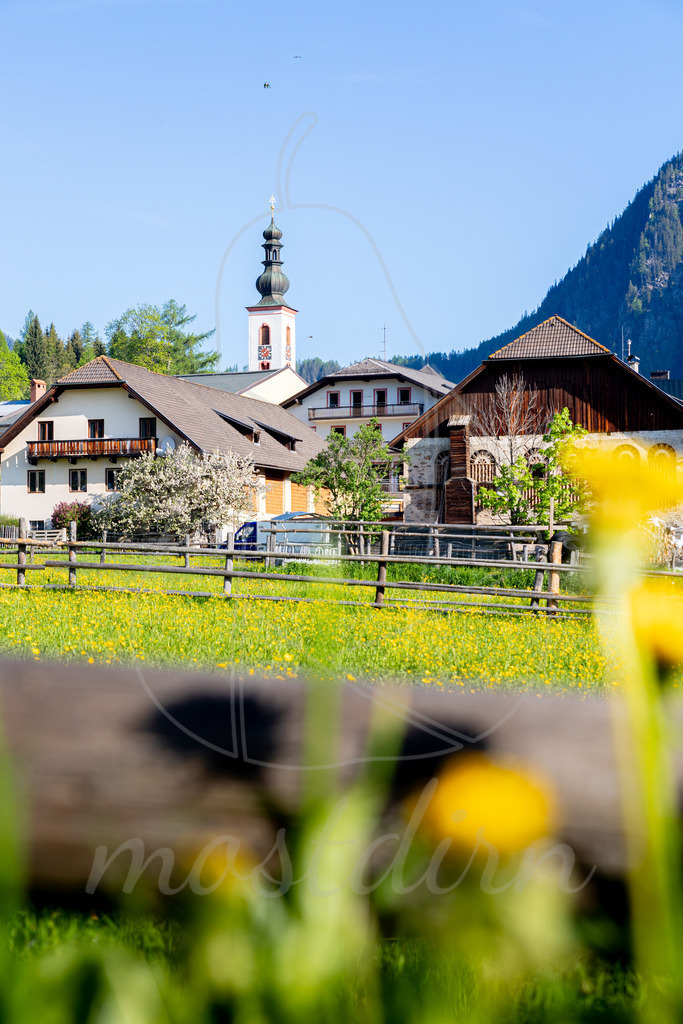 Vormittags in Mauterndorf | Frühling in Mauterndorf. Auf dem Bild sieht man auch im Himmel ein paar Schwalben fliegen. Die habe ich bewusst am Bild gelassen.  - Realisiert mit Pictrs.com