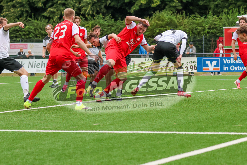 FC RW Kirchlengern - Post TSV Detmold | Auf dem Bild zu sehen: Rot FC RW Kirchlengern: Luis Sikora ; weiß TuS Ahmsen v.l.: Louis Schröder, Janis Kopmann FC RW Kirchlengern, TuS Ahmsen, Saison 26/27, Testspiel, Deutschland - Realisiert mit Pictrs.com