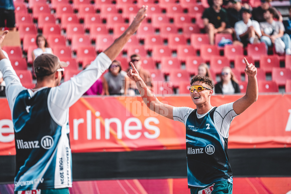 Beachvolleyball | Männer | Allianz German Beach Tour 2024 | Tourstop Kühlungsborn | 10.08.2024 | v.l. Niklas Held und Hennes Nissen jubeln