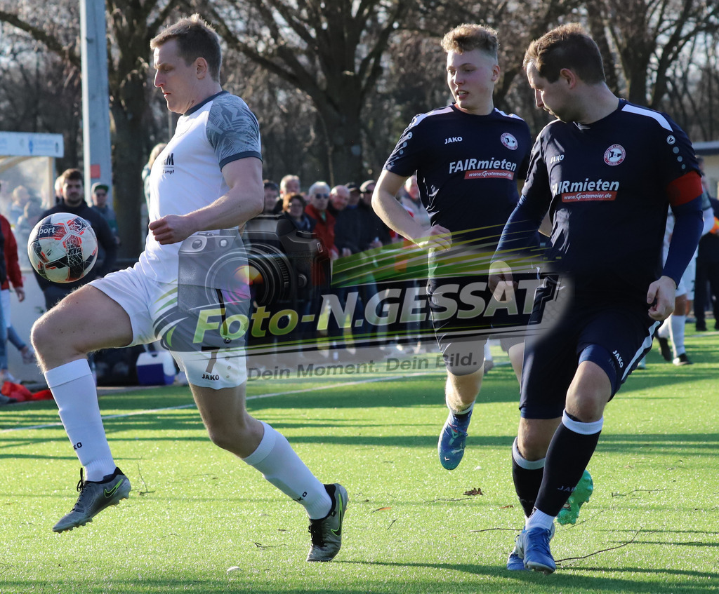 VfL Holsen - Bünder SV | Auf dem Bild zu sehen: Schwarz VfL Holsen v.l.: Simon Petring, Jan-Wilhelm Klei ; weiß Bünder SV: Volkmar VögeVfL Holsen, Bünder SV, Saison 25/26, Kreisliga A, Deutschland - Realisiert mit Pictrs.com