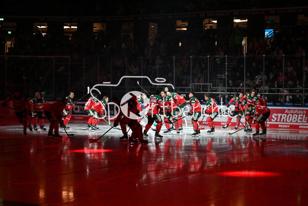 Augsburger Panther - Löwen Frankfurt | Die Augsburger Panther motivieren sich nochmal vor der Partie / DEL: Augsburger Panther - Löwen Frankfurt, Curt Frenzel Stadiom am 11.10.2024