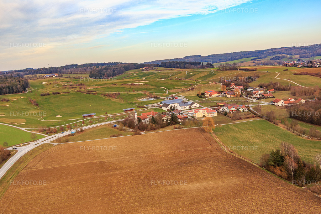 Luftbild: Pfarrkirchener -Straße mit Filialkirche im Ortsteil Aunham in Bad Birnbach im Bundesland Bayern in Deutschland. Foto: IMG_085538.jpg vom 31.12.2015 durch Werner Riehm/FLY-FOTO.de