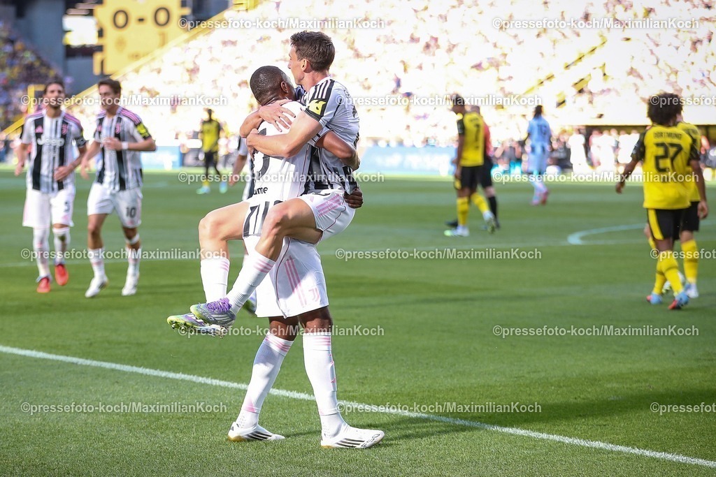 BVB10082501024 | 10.08.2025, Fußball, Borussia Dortmund - Juventus Turin, Testspiel, Signal Iduna Park, Saison 2025 2026: Torjubel nach dem Tor zum 1:0 durch Torschütze Andrea Cambiaso&nbsp;(Juventus Turin #27)  zusammen mit  Pierre Kalulu&nbsp;(Juventus Turin #15) DFB regulations prohibit any use of photographs as image sequences and or quasi-video.