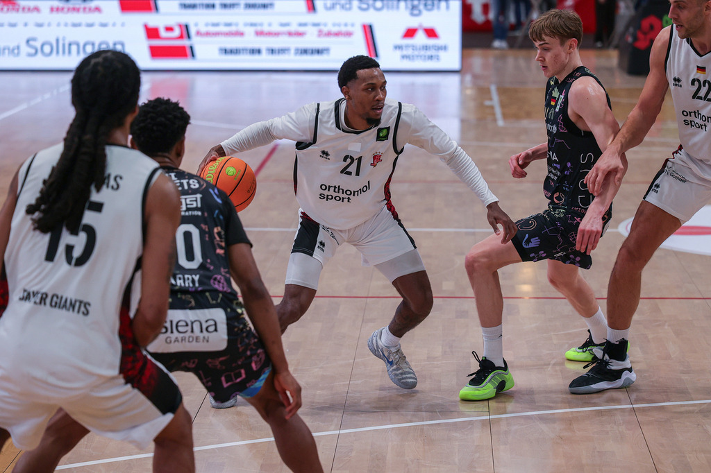 Pro A BAYER GIANTS vs Uni Baskets Münster-94 | Fotos von Basketballspielen aus dem Raum NRW fotografiert von Gero Mueller-Laschet und Daniel Schaefer - Realisiert mit Pictrs.com