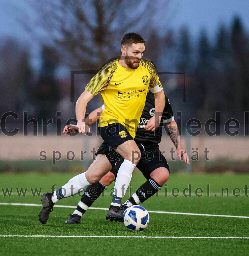 2024-02-17_041_FC_Herzogstadt_gegen_FC_Moosinning_II | Erding, Deutschland, 17.02.2024:
Fußball, Kreisklasse 2023 / 2024, Testspiel, FC Herzogstadt gegen FC Moosinning II, Endergebnis: 2:2

Stefan Erl (FC Moosinning, #18)

Foto: Christian Riedel / fotografie-riedel.net