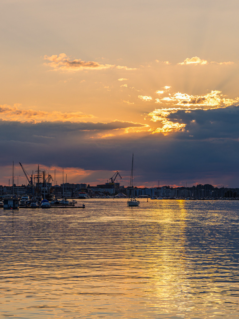 Sonnenuntergang mit Segelbooten im Stadhafen von Rostock | Sonnenuntergang mit Segelbooten im Stadhafen von Rostock.