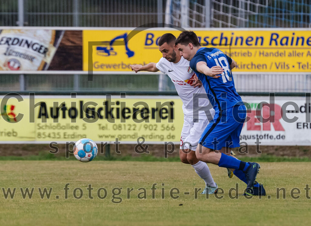 2023-06-30_022_FC_Langengeisling_gegen_VfB_Forstinning | Erding, Deutschland, 30.06.2023:
Fußball, Bezirksliga Oberbayern Ost 2023 / 2024, Testspiel, FC Langengeisling gegen VfB Forstinning, Endergebnis: 3:0

Ante Basic (VfB Forstinning, #6), Paul Bucher (FC Langengeisling, #18)

Foto: Christian Riedel / fotografie-riedel.net