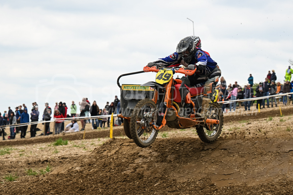 Motocross Schlatt bei Winterthur - 30. April 2023 | #49 Krieg Martin / Kaelin Bruno aus Neukirch Egnach (CH) auf Neuteerbit 612 in der Kategorie Seitenwagen am Motocross Schlatt bei Winterthur, 30. April 2023. 
Instagram: @mx_schlatt | @mc_wila | @sam_schweiz
Bild: Sportfotografie Markus Aeschimann | www.markus-aeschimann.ch - Realisiert mit Pictrs.com