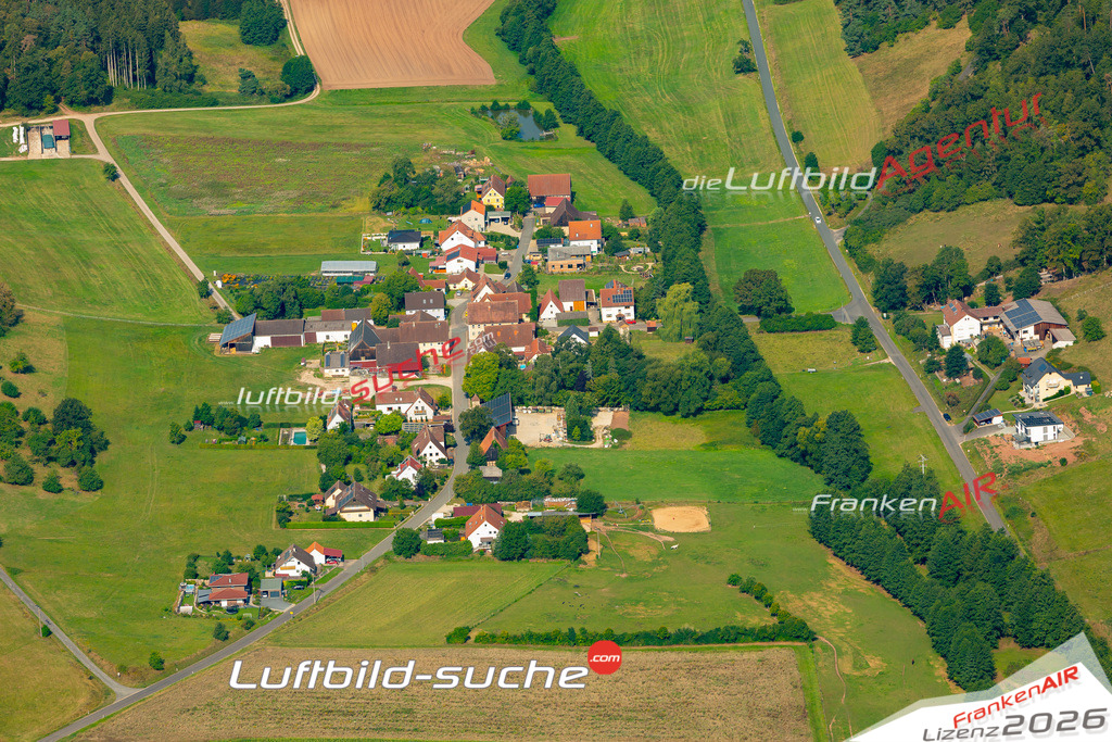 Das Luftbild zeigt : Flugshof Emskirchen - Die Luftaufnahme wurde 2024 vom UL-Flugzeug aus erstellt ( keine Drohne ) - Hochauflösende Luftaufnahme - Für grossformatige Ausdrucke geeignet. Die Geschenkidee !Mit Lizenz und Bildrechte bestellbar